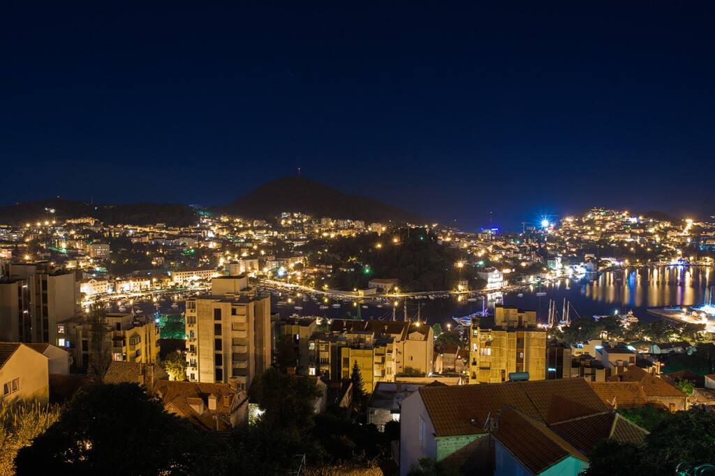Breathtaking view on the city canter and nearby elaphiti islands