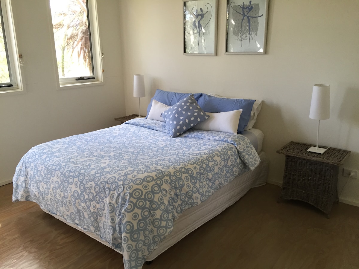 Ფართო მსუბუქი საძინებელი