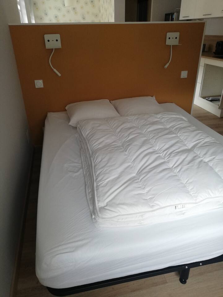 Krevati 160 x 200, me dyshekun dhe pjesën e sipërme, dy jastëkë dhe mbrojtës dysheku.