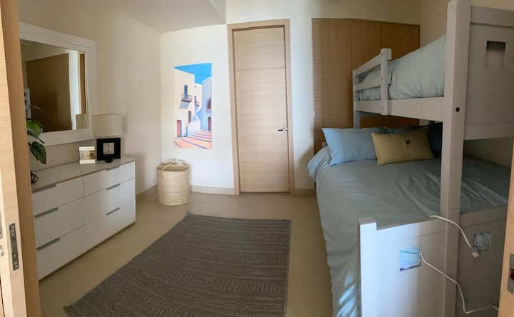 Dhoma e gjumit 2 me një krevat dopio "queen" dhe dy krevate tek, banjë e kompletuar. 