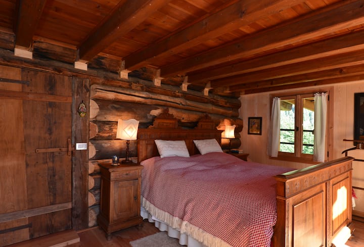 Camera da letto principale che combina il vecchio legno originale e quello nuovo. Splendida vista sulla valle.