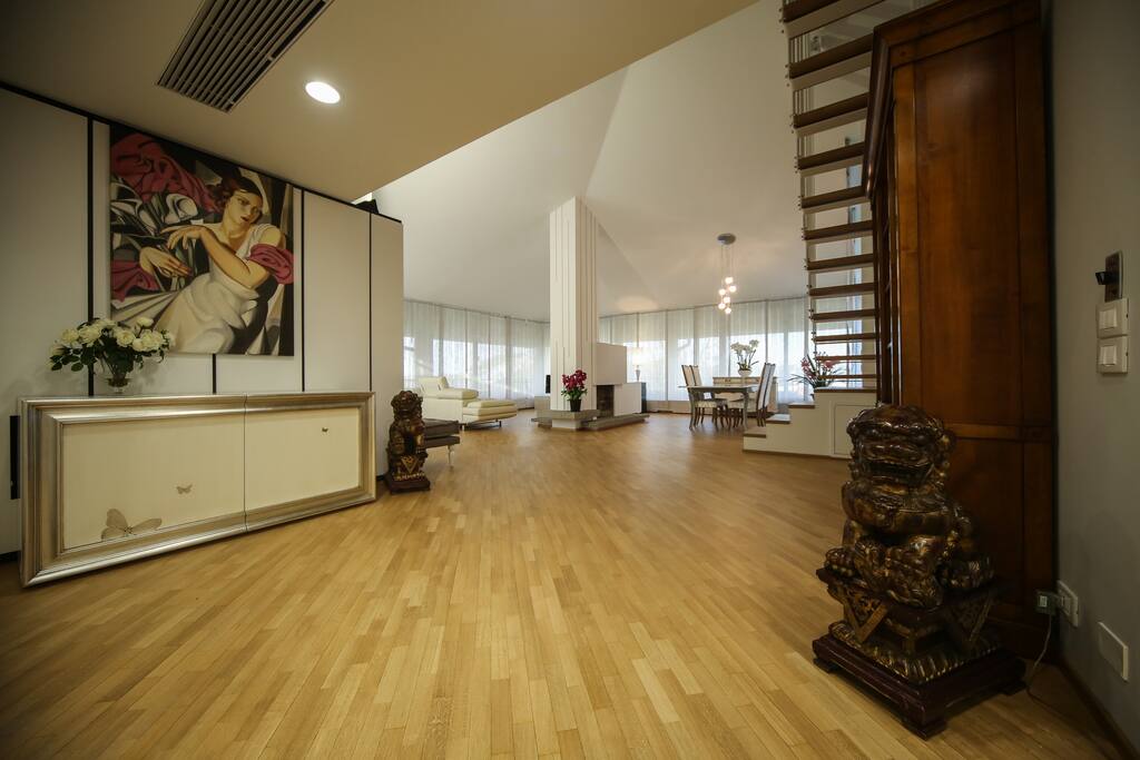 Vast living & dining area
