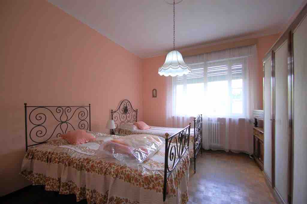 חדר ורוד 2 מיטות יחיד 