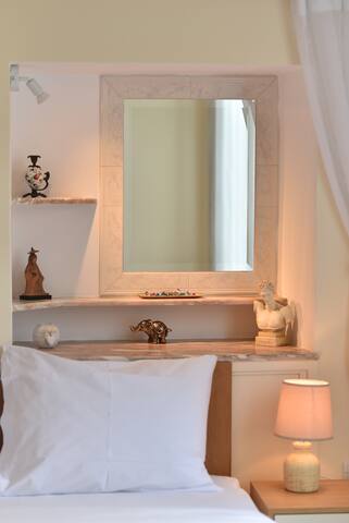 ACRO&POLIS “HERMES” Apt in the Heart of Athens gallery image 4