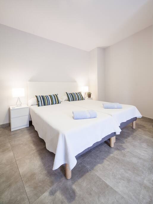 Estupendo apartamento con dos camas y amplio sofa cama.