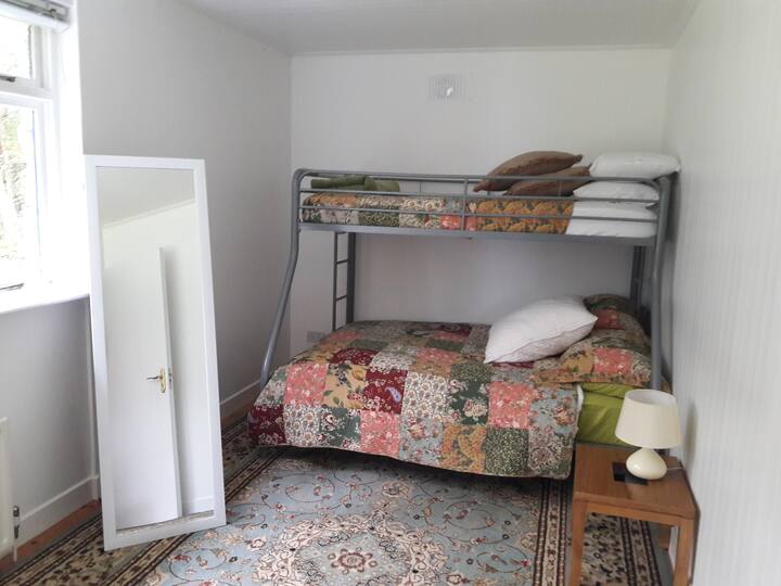 Dormitorio grande. Cada dormitorio tiene una cama doble y una cama individual.