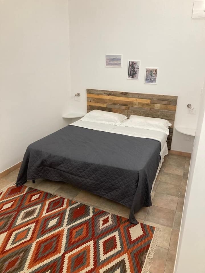 ห้องนอนคู่ที่มีการระบายอากาศแบบควบคุมด้วยระบบระบายอากาศเพื่อการเปลี่ยนแปลงอย่างต่อเนื่องและยังมีโทรทัศน์ 