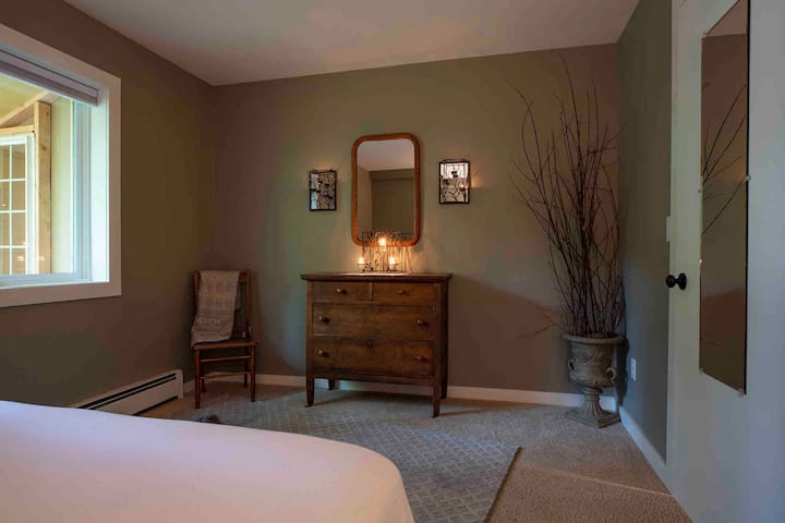 The Branches Room offers a Queen-sized bed with organic bamboo or cotton sheets, a closet with shelves. The nightstand includes a sound machine to encourage relaxation and mute any house noises, and an alarm clock with USB plug ins. 