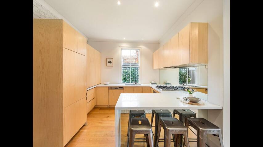 Right in the heart of st kilda! gallery image 4