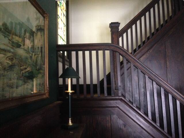 Comfortable, quiet 2 bedroom with kitchen