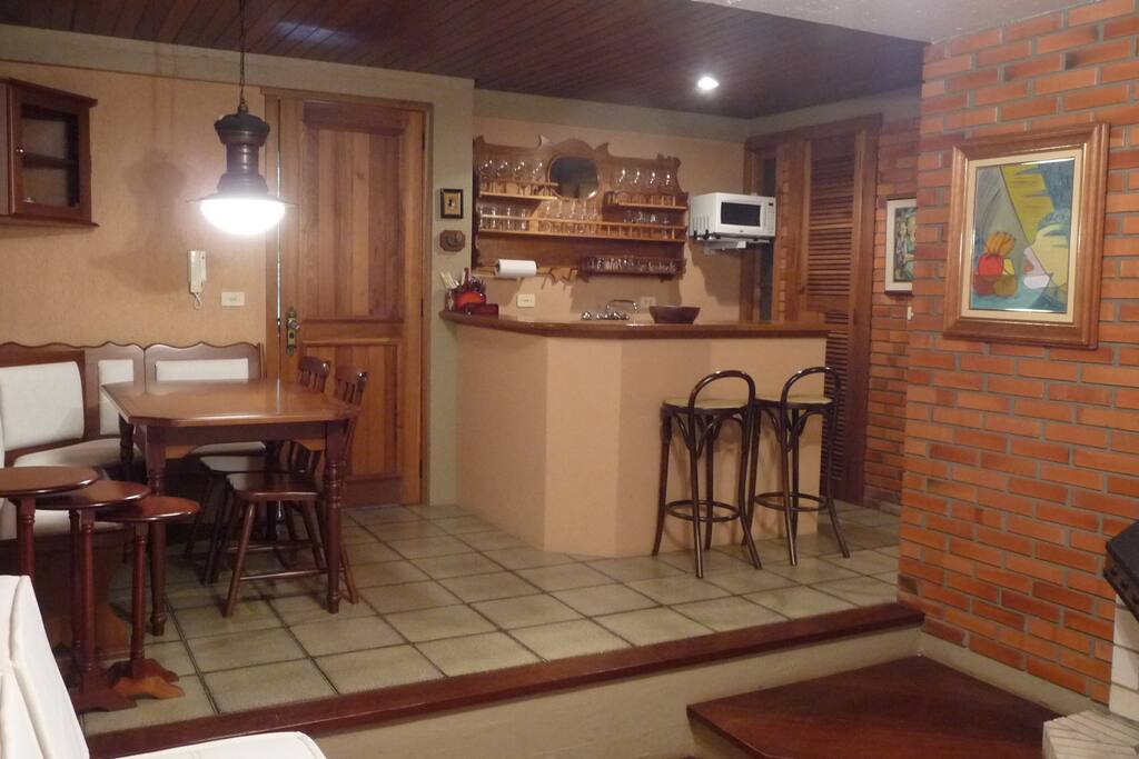 Sala com cozinha integrada e lareira