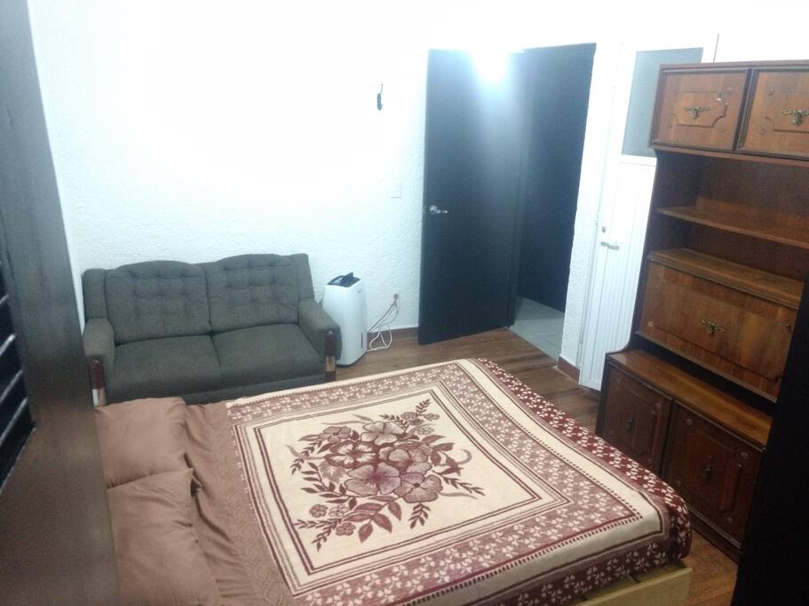 Espacioso cuarto.