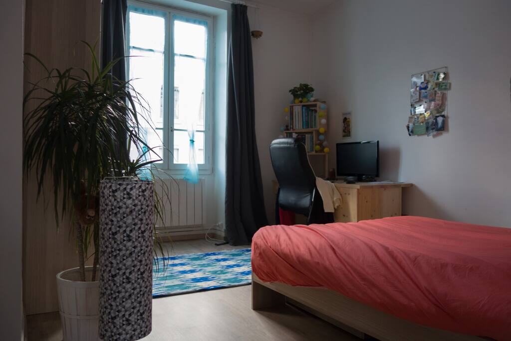 La chambre, spacieuse avec un coin bureau