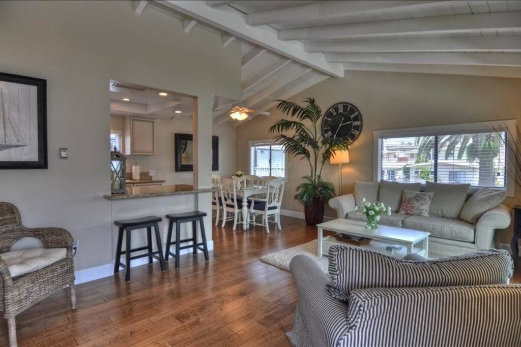 Kitchen / Bar Stool Area