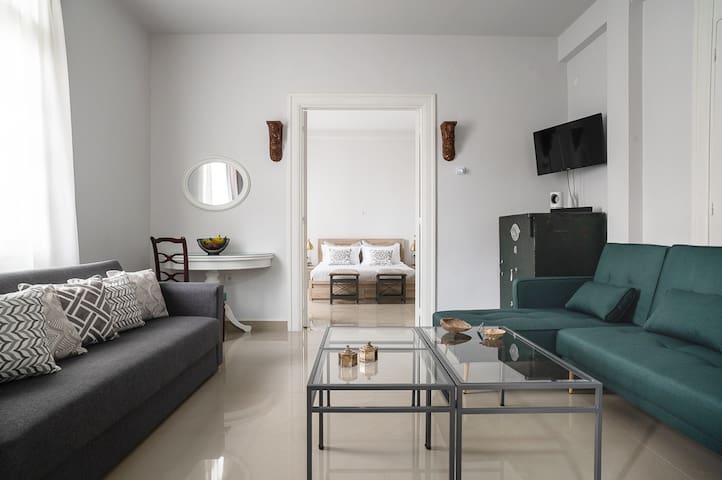 Polytimon, an Athenian Neoclassical Apartment