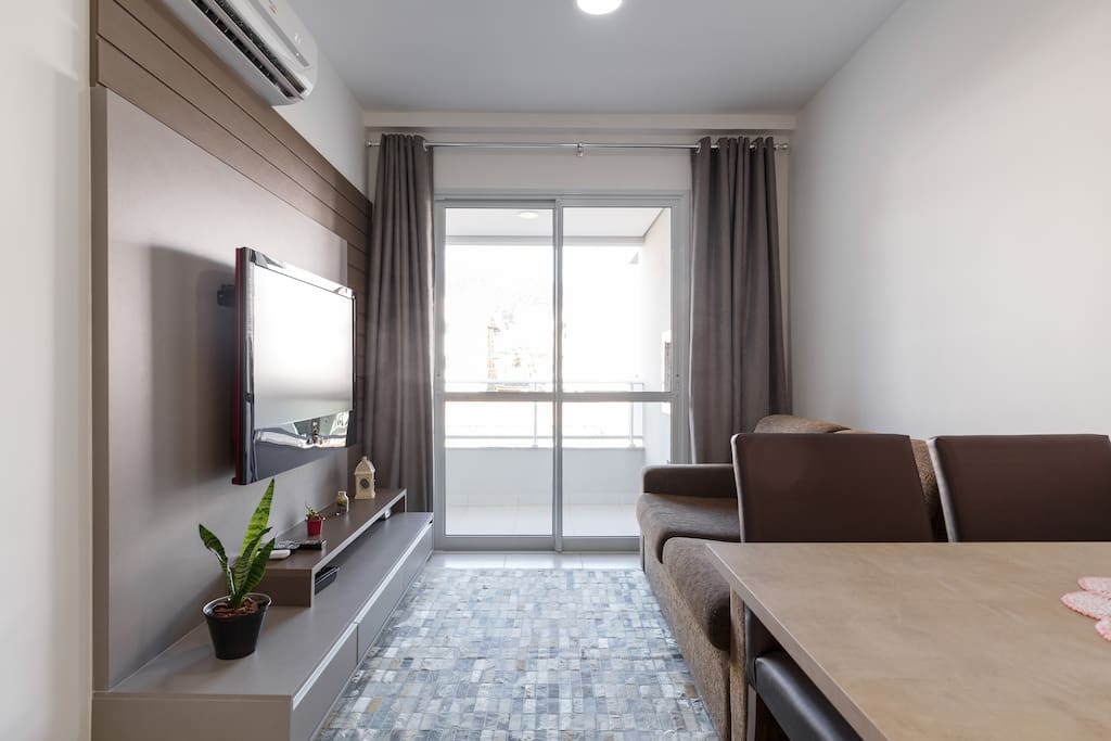 Sala com sofá cama e TV de 42 polegadas