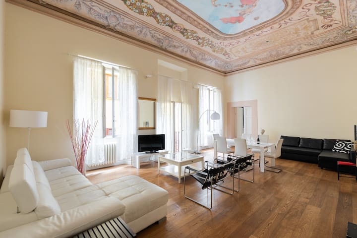 Incredible Frescoed Apartment next to Uffizi