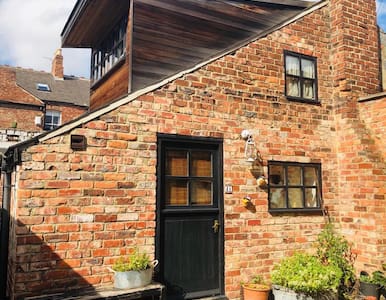 Quirky Self contained flat near City Centre