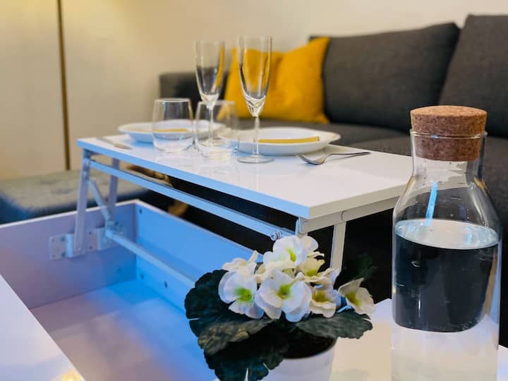 ¡Mesa de centro elevable para cenar en el sofá!