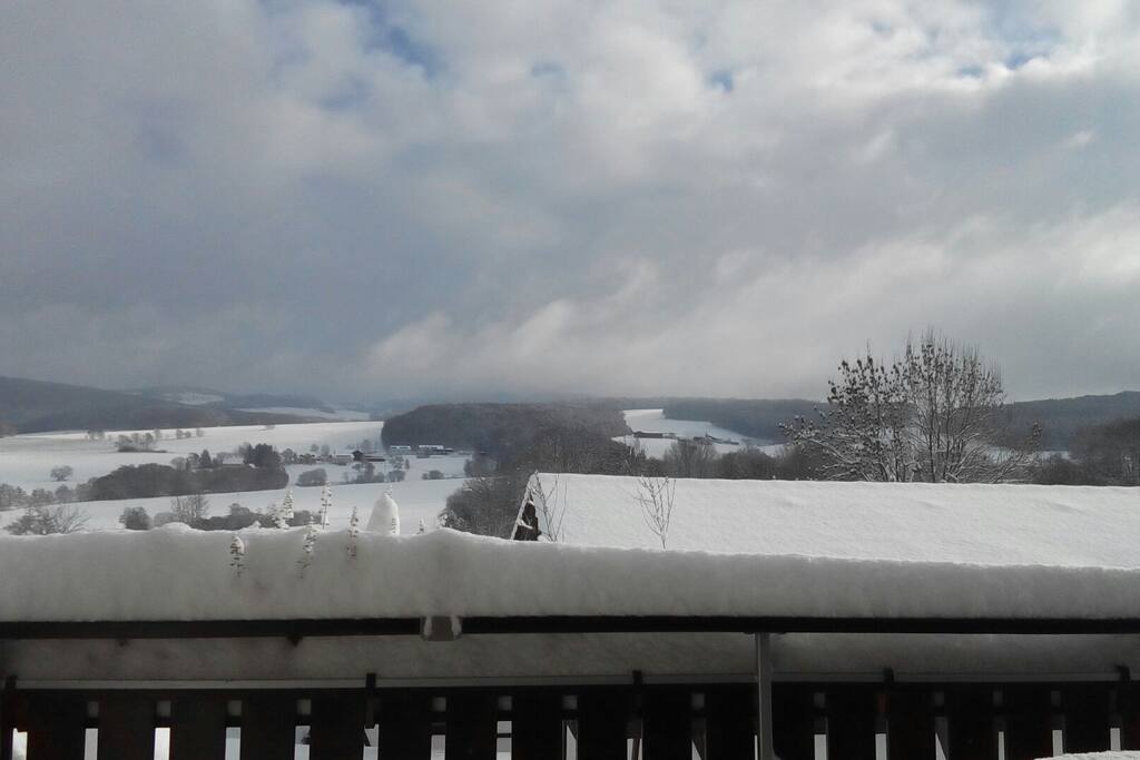 Ihr Blick 8 km Richtung Wasserkuppe mit der Fuldaquelle.