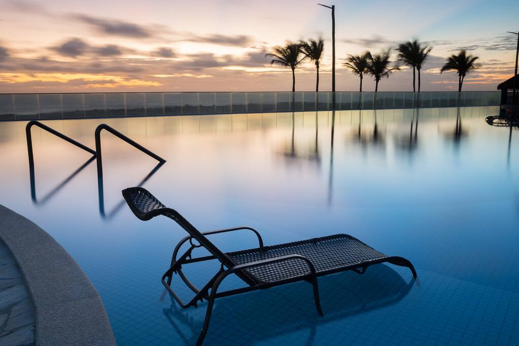 Vista da piscina para o mar