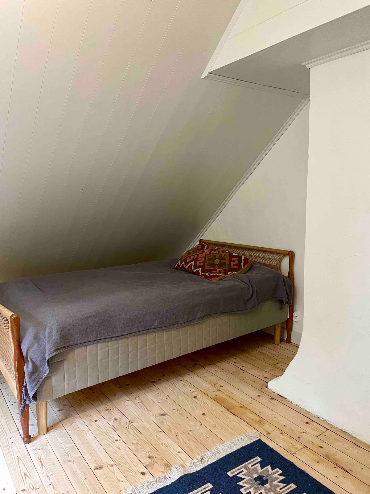 Dhoma e gjumit, e vendosur në papafingon e sapo rinovuar. Krevat 120 cm. Dhoma ka gjithashtu një tavolinë pune, e përkryer për punë në distancë.