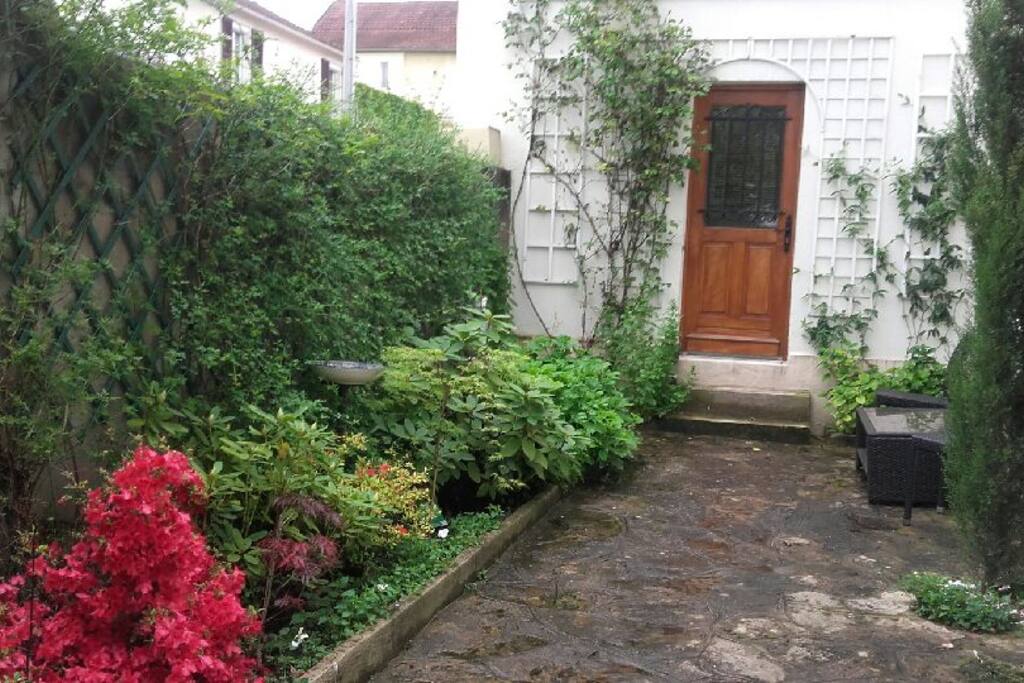 Entrée indépendante et coin jardin a vous.