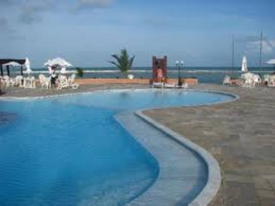 Piscina de crianças ao fundo