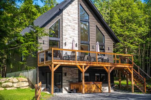 Cottage in nature near Owls Head with spa + fireplace.