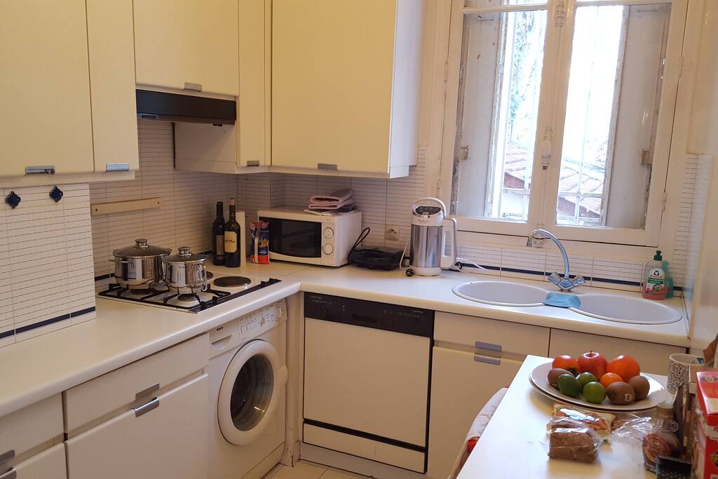 La cuisine équipée : frigo-congélateur ; four ; micro-onde ; lave-vaisselle ; lave-linge ; cafetière ; grille-pain ; ustensiles et couverts