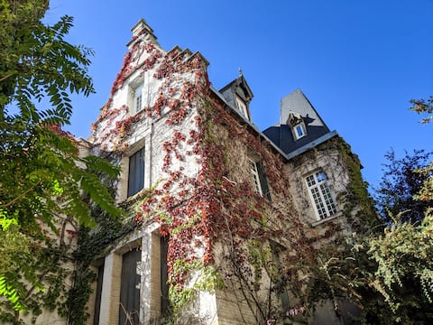 Bright apartment, manor, terrace, 7min to Paris