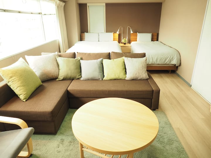 Ფართო სივრცე 41 მ2. Დივნის საწოლად გადაქცევით შესაძლებელია მაქსიმუმ 5 ადამიანის (3 ზრდასრული × 2 ბავშვის) განთავსება.

41 მ2の広々空間。ソファーをベッドにする事も可能。