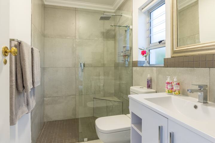 Thyme Out – Private Apartment gallery image 5