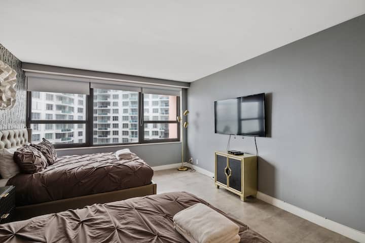 Chumba cha kulala kilichopambwa vizuri na kilichopambwa na vitanda viwili kamili 