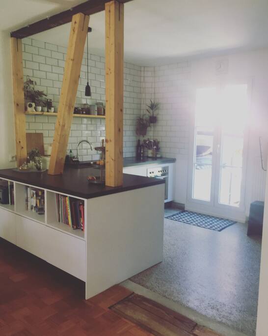 Küche/Ausgang in Hinterhof // kitchen/exit to backyard