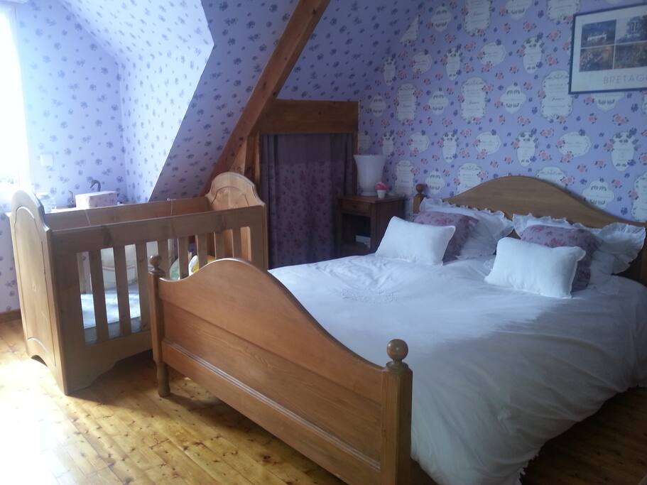 Chambre de style anglais, shabby chic avec possibilité d'aménager un petit lit pour bébé.