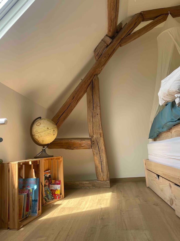 Pequeña habitación equipada con 2 camas individuales (ropa de cama de calidad profesional)