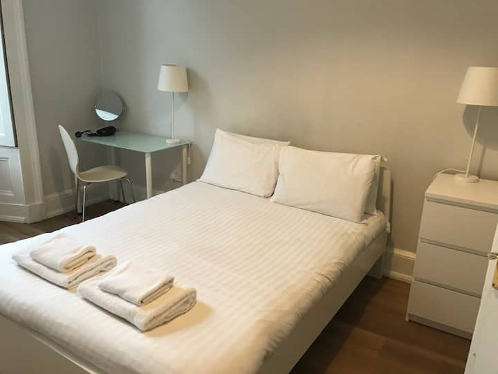 Dhomë gjumi dyshe 5 - kjo dhomë ka një dritare në pjesën e përparme të ndërtesës dhe ka një dhomë dushi me dhomën e gjumit 4.