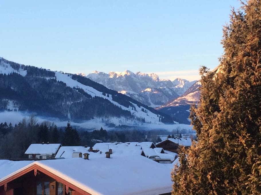 Blick von der Hauptterrasse auf den Wilden Kaiser