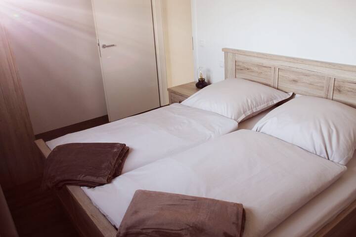 חדר שינה - מיטה זוגית (1.80 x 2 מ')