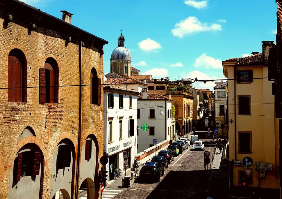 Vista dal terrazzino sull'antica dogana e sul ponte S.Giovanni delle Navi del 1200.