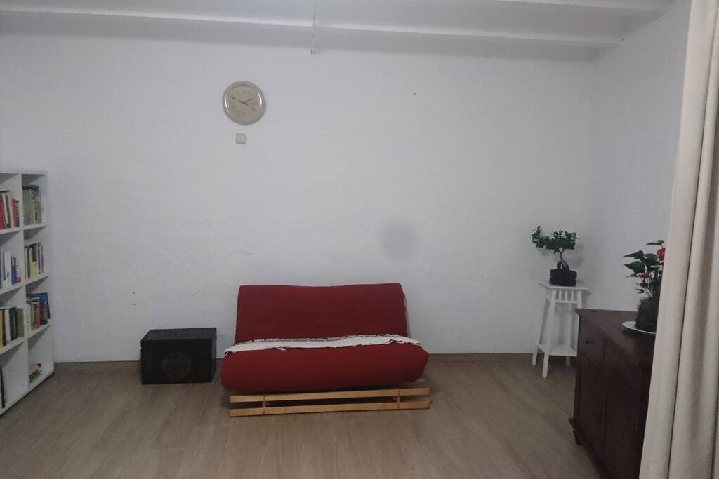 Futon convertible en cama y chaise longe.