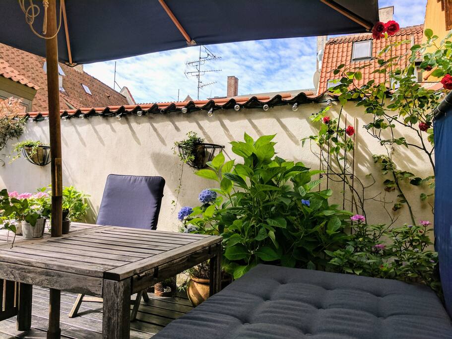 With seatings for up to six people you can enjoy your large open air dinner parties.