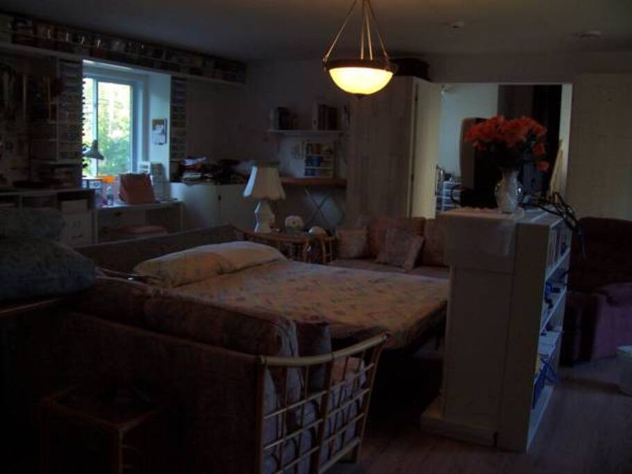 Double daybed in centre of room; p;enty of floor space to add air mattressel