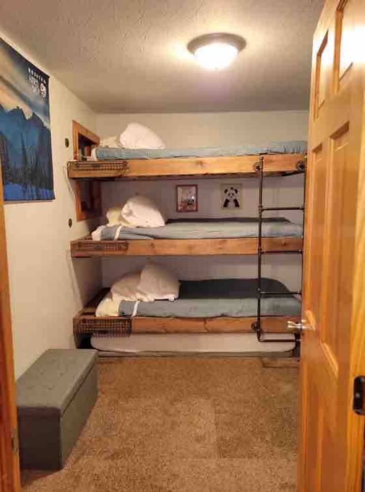 Bunk room/ 3 bunks and 4th mattress to pull out if needed 