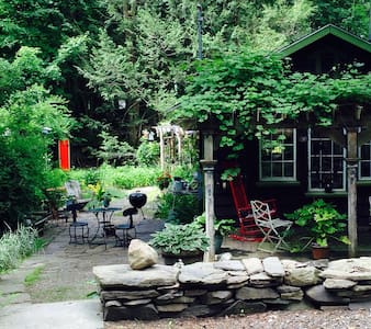 Romantic Cottage on the Stream, Walk to Town