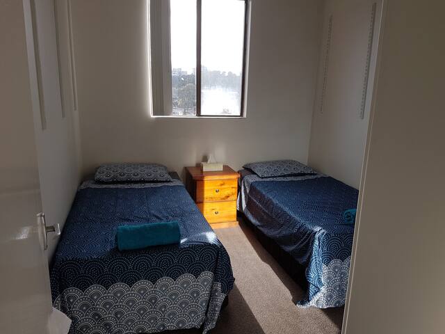 Bright, 2 bedroom apartment near river, zoo & CBD. gallery image 5