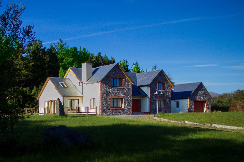 Large Detached Stone House on 1 Acre Site