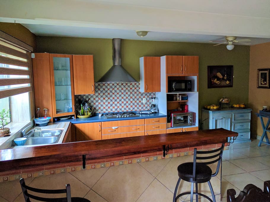 ÁREA COMÚN: Cocina completa y equipada.