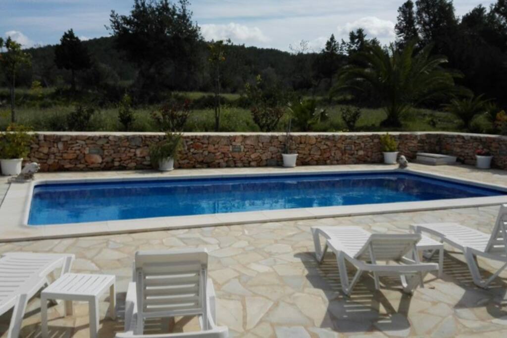 sol piscina y vistas relajantes